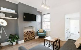 Cambridge House - Modern 2 Bedroom House, Close To Luton Airport & Town Centre